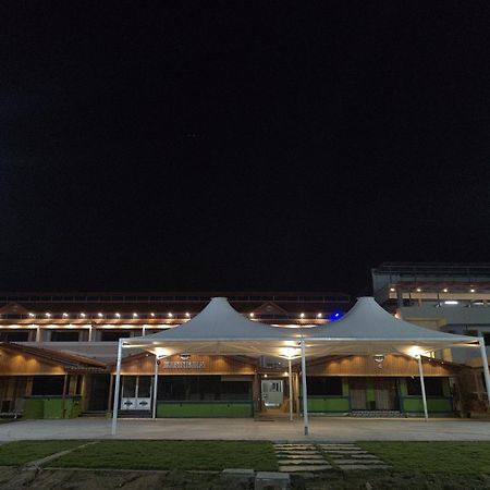Yanam Resorts Esterno foto